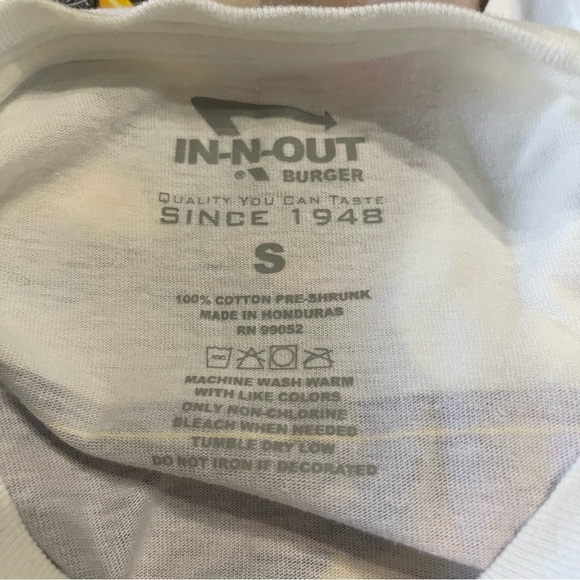 In-N-Out Burger California Classic Car Graphic white T-Shirt Size small - Picture 9 of 9